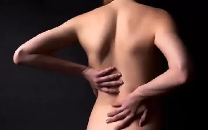 In case of osteochondrosis, you can rub your back with a traditional warming rub.